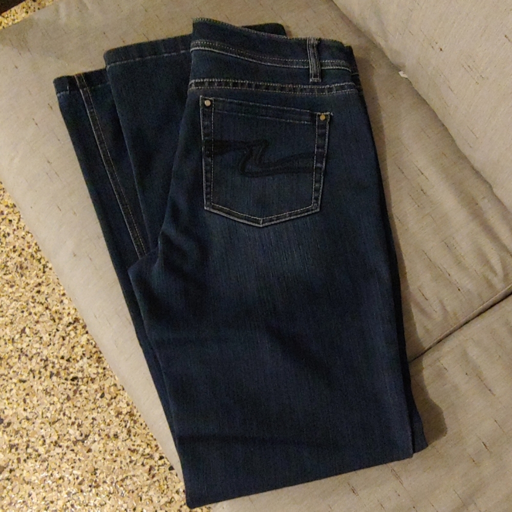 White House Black Market, 6R.